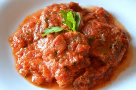 Piatto di baccalà alla livornese in salsa di pomodoro e prezzemolo. Piatto classico della tradizione ebraica livornese.